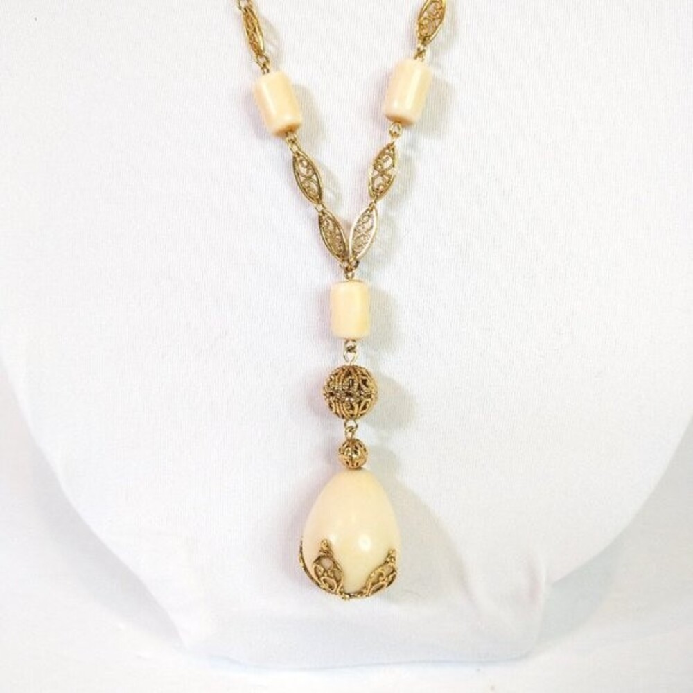 VTG Avon Gold Tone Filigree Cream Teardrop Pendant Necklace 80s Victorian Style